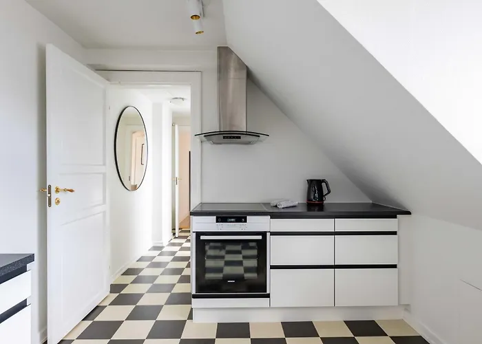 Cozy 2 Bedroom In Peaceful Neighbourhood Apartment *