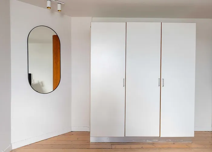 Cozy 2 Bedroom In Peaceful Neighbourhood Apartment