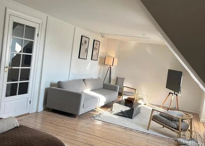 Cozy 2 Bedroom In Peaceful Neighbourhood Apartment