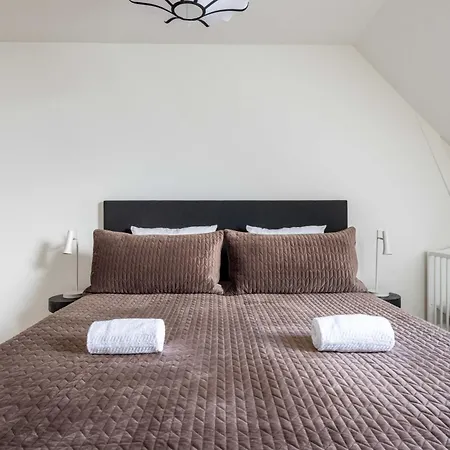 Cozy 2 Bedroom In Peaceful Neighbourhood *