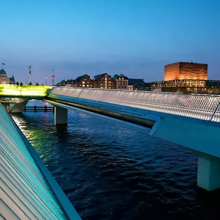 Cozy 2 Bedroom In Peaceful Neighbourhood *