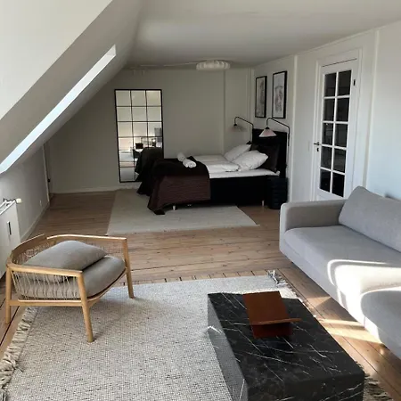 Cozy 2 Bedroom In Peaceful Neighbourhood