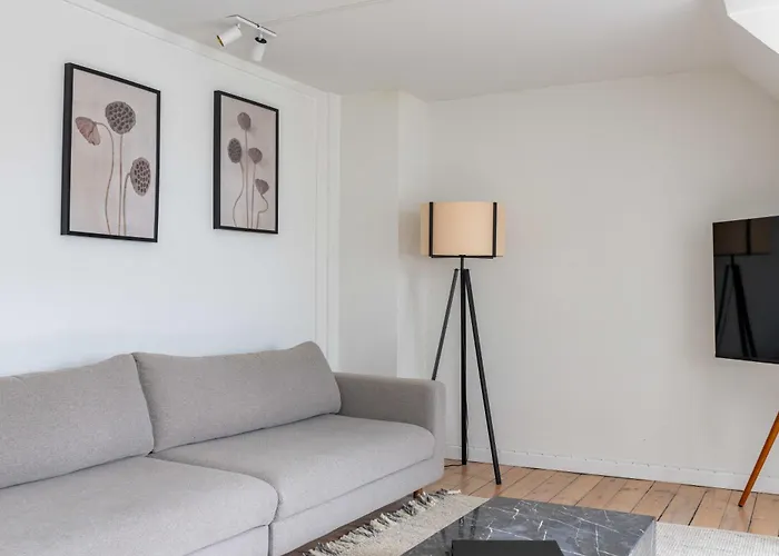 Cozy 2 Bedroom In Peaceful Neighbourhood *