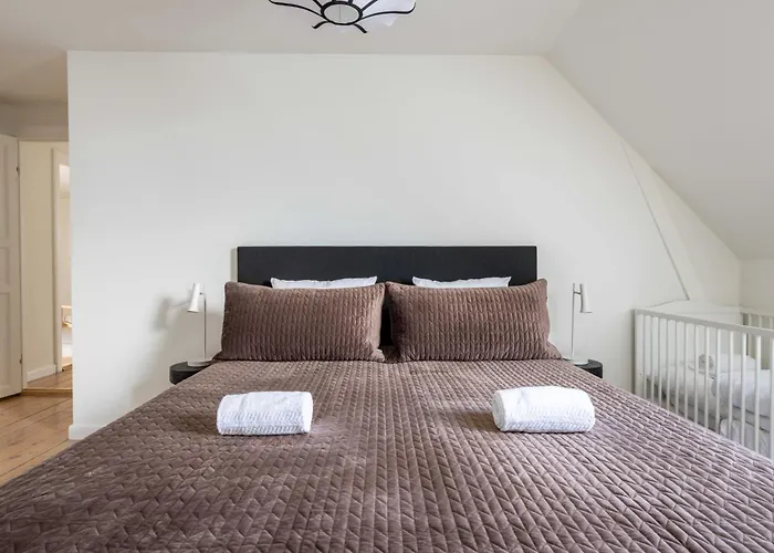 Cozy 2 Bedroom In Peaceful Neighbourhood *