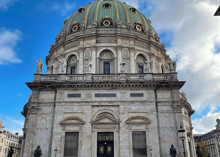 Cozy 2 Bedroom In Peaceful Neighbourhood Lejlighed