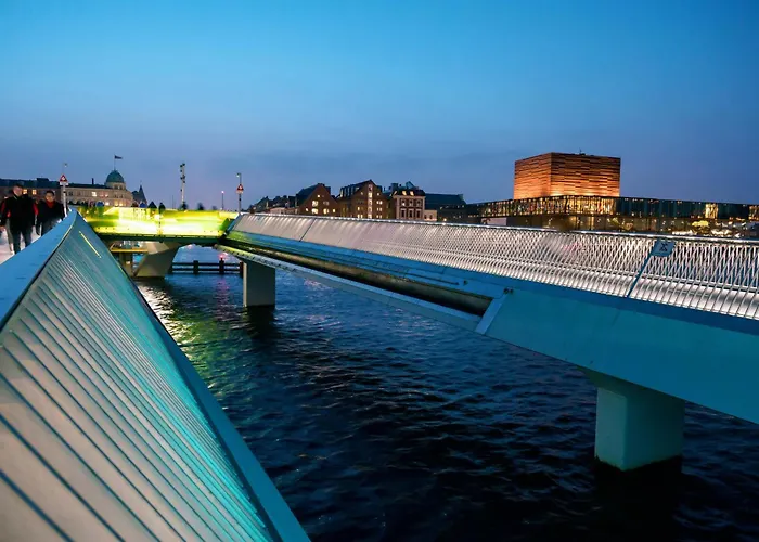 Cozy 2 Bedroom In Peaceful Neighbourhood *