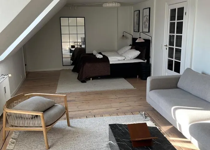 Cozy 2 Bedroom In Peaceful Neighbourhood