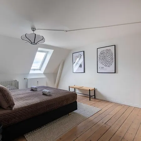 Cozy 2 Bedroom In Peaceful Neighbourhood *